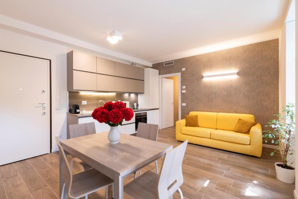 米兰West Milan - Modern and Comfortable Apartment的客厅配有桌子和黄色沙发