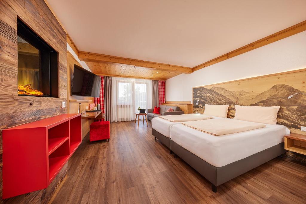 考夫博伊伦阿姆卡敏酒店的酒店客房设有两张床和电视。