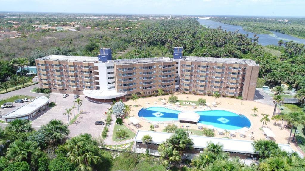 巴雷里尼亚斯Conforto e Aventura Flat Lençois Barreirinhas的享有酒店和游泳池的空中景致