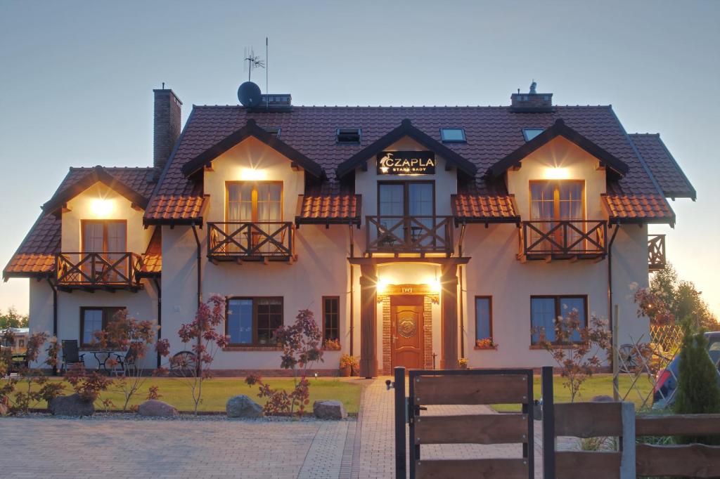 米科瓦伊基Czapla Stare Sady的一座白色的大房子,前面有一个门
