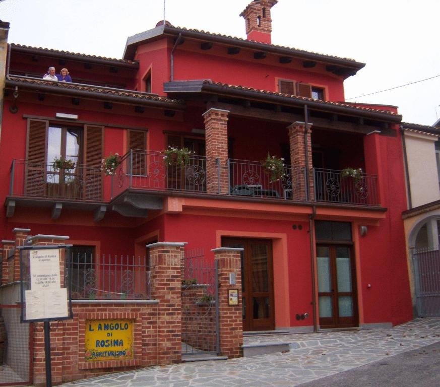 诺韦洛安格洛迪罗西娜住宿加早餐旅馆的街道上带阳台的红色房子