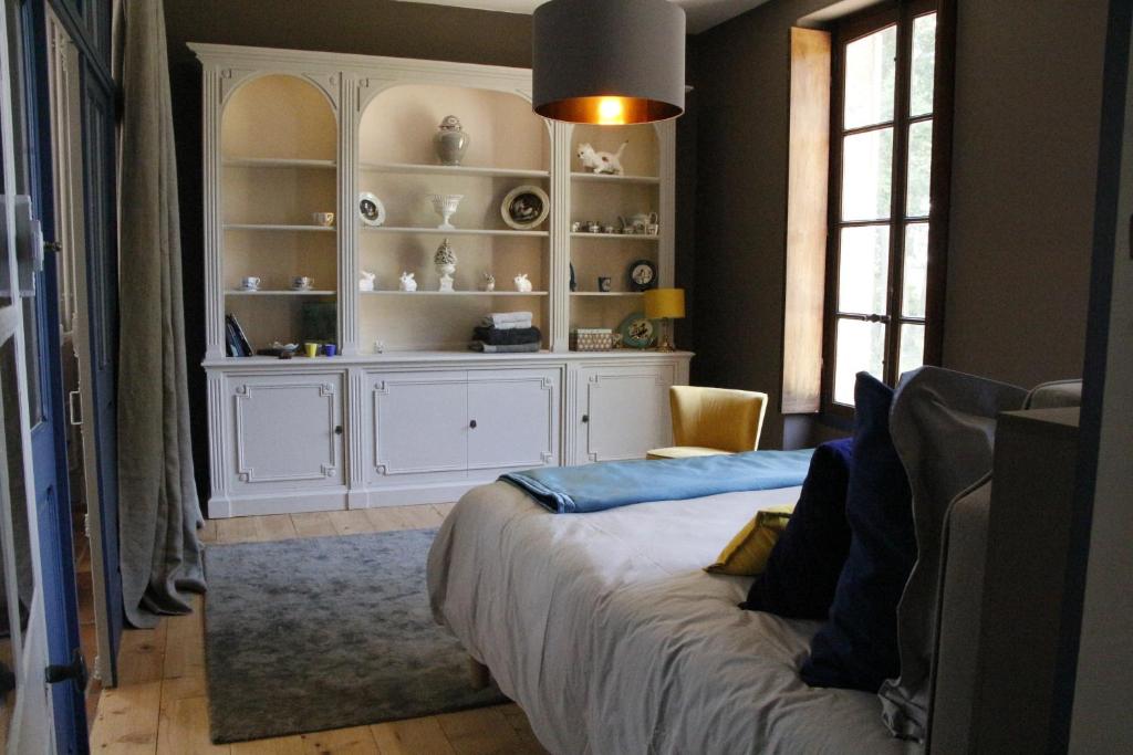 Bois-Normand-près-Lyre红房子旅馆的卧室配有白色橱柜和1张床