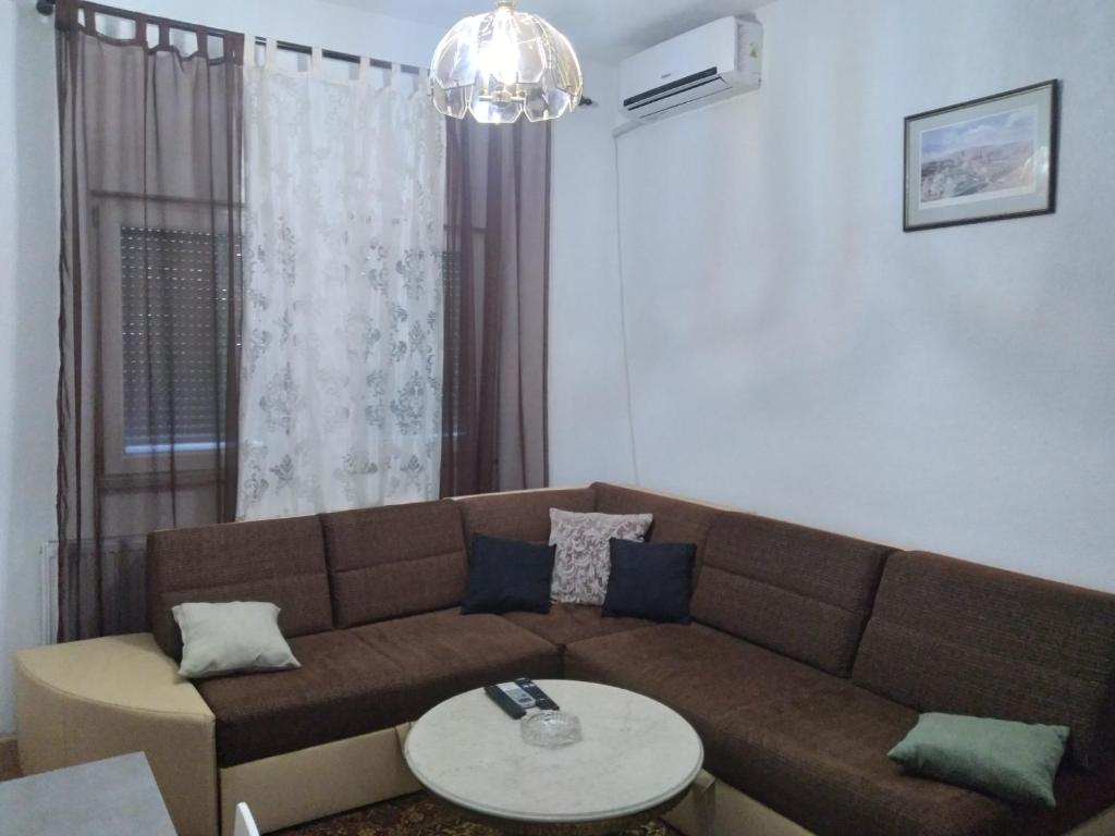 巴尼亚卢卡Apartman Centar的客厅配有棕色沙发和桌子