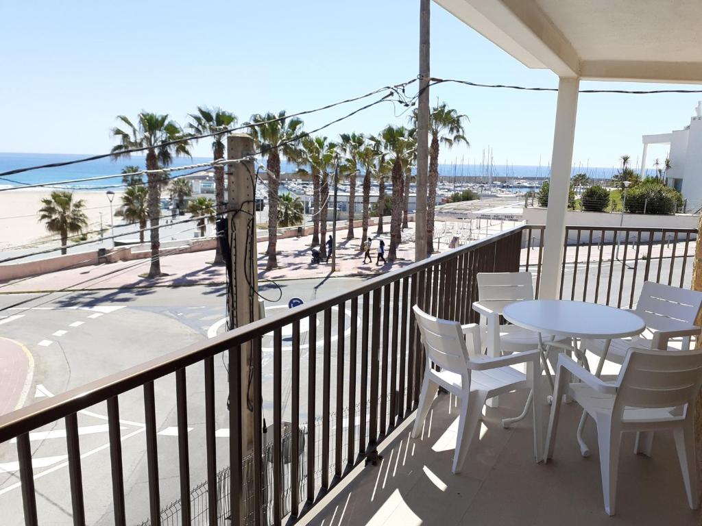 托里代巴拉Apartamentos Dins Mar Apto. 5的一个带桌椅和海滩的阳台