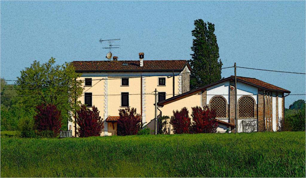 CampitelloCorte Ventaglio的坐在田野上的白色大房子