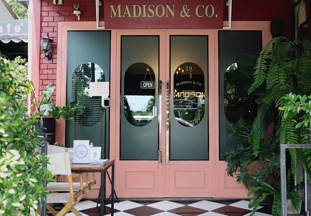 洛坤府Madison Hotel的麦迪逊和合店的粉红色门