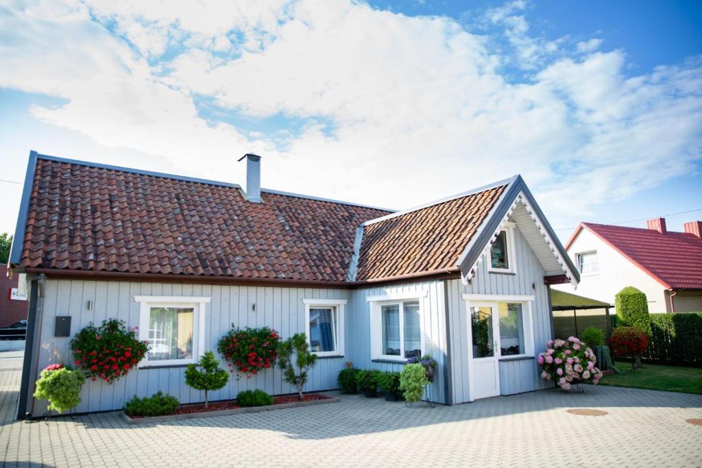希卢泰Žvejo kiemelis的白色房子,有棕色的屋顶