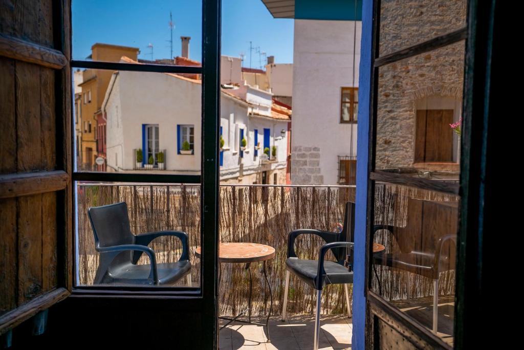 萨贡托DOMUS AMABILIS - ESPAI GAETA的阳台配有2把椅子和1张桌子。