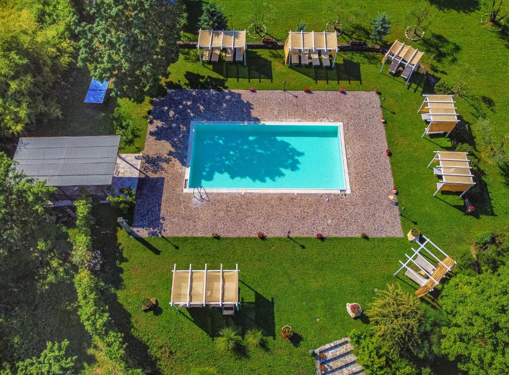 巴贝里诺·迪·穆杰罗美第奇山谷酒店的享有带游泳池的庭院的顶部景致