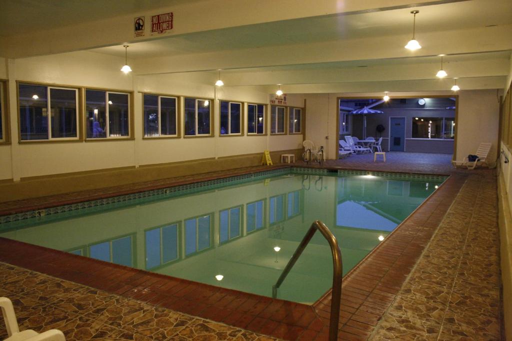 蒙特雷埃尔卡斯特尔汽车旅馆的大楼内的大型游泳池