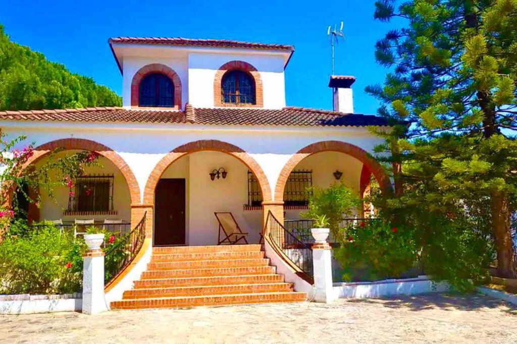 奇克拉纳－德拉弗龙特拉Agradable casa de campo con piscina en la Barrosa的前面有楼梯的房子