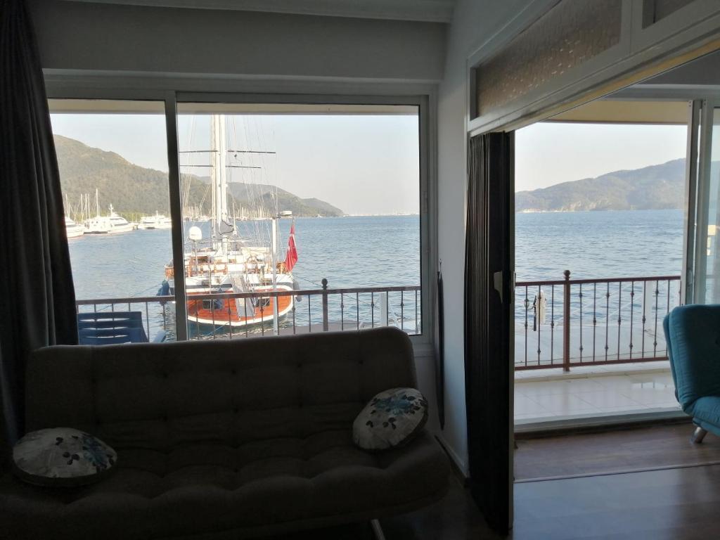 马尔马里斯Uysal Suite and Loft Seaside的带沙发的客厅,享有水景