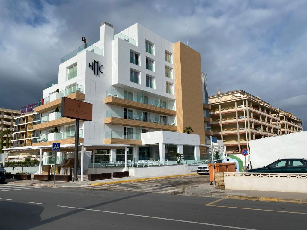 佩尼斯科拉玛丽亚克里斯蒂娜酒店的前面有标志的高大的白色建筑