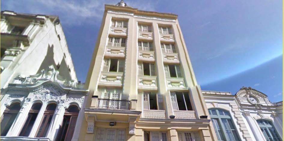 里约热内卢Hotel Belas Artes的一座高大的建筑,上面设有一个阳台