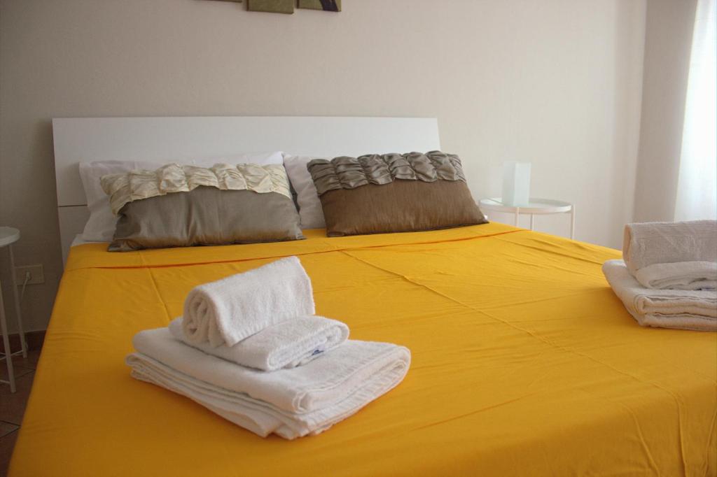 PortacomaroCasa Graziella - la casetta的黄色的床,上面有毛巾