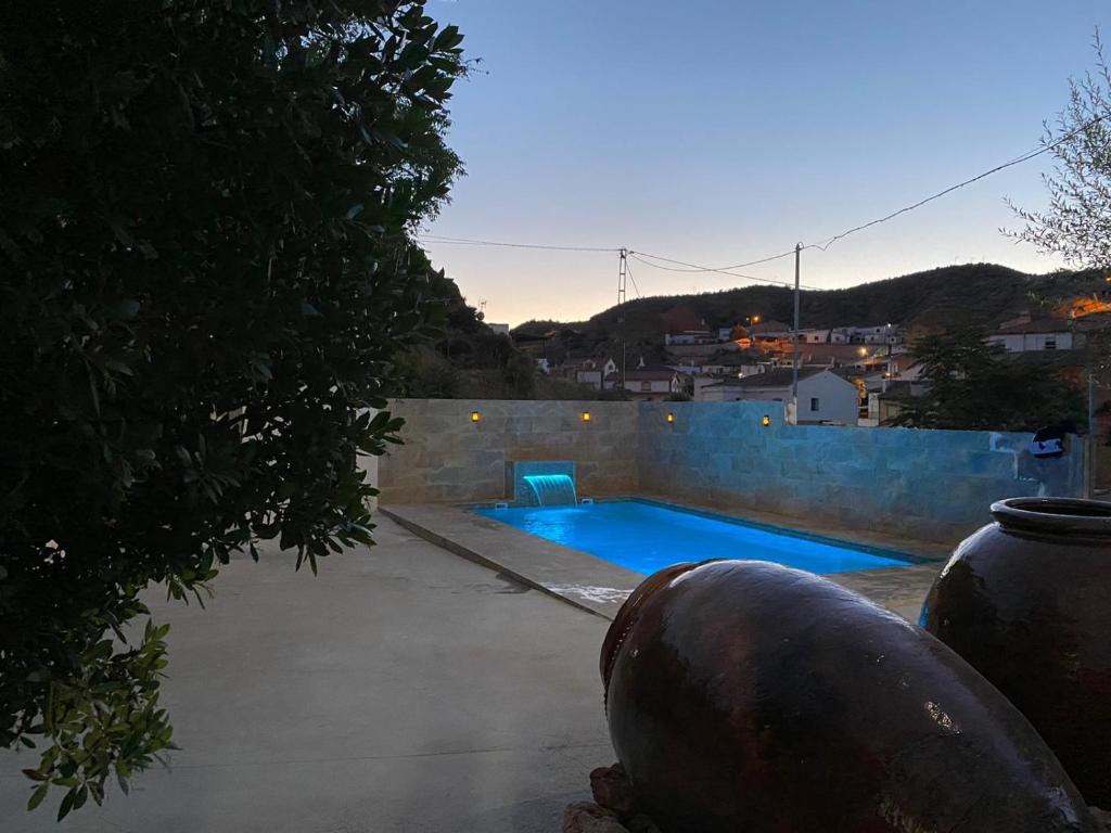GraenaCuevas Uropia的一个带有倾斜的院子内的游泳池