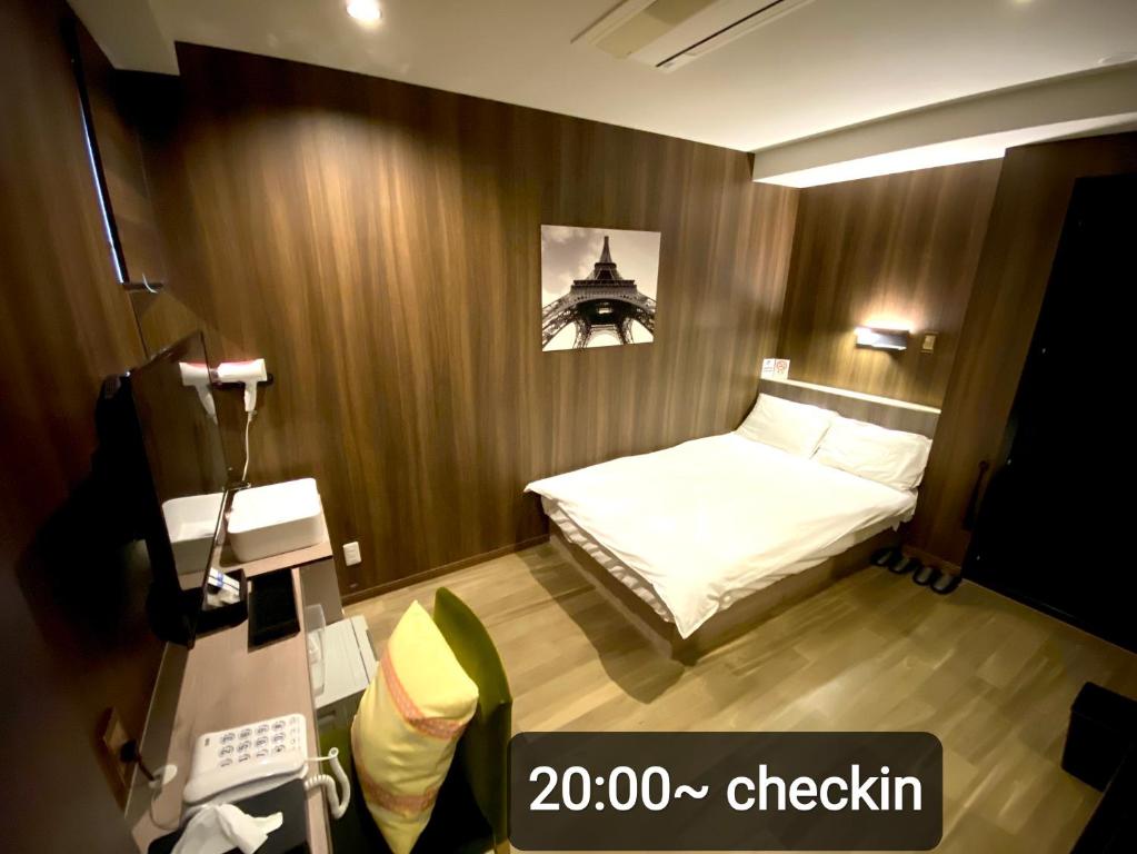 埼玉市Petit Hotel mio的小房间,配有床和摄像头