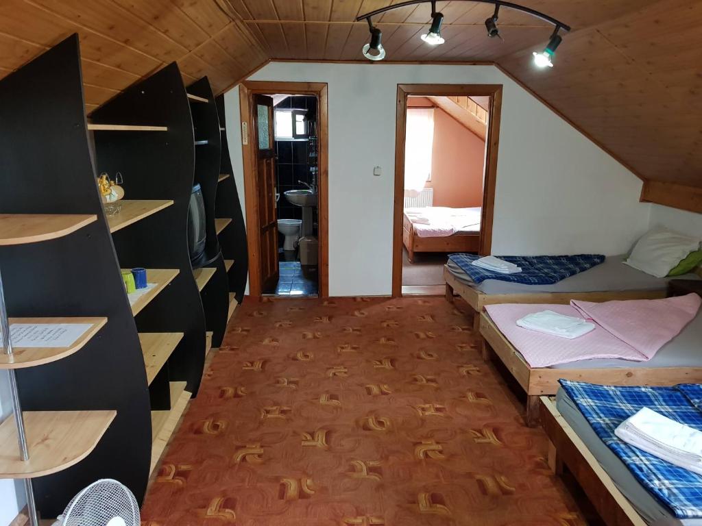 德瓦Hompot Accommodation的宿舍间设有两张床和一面镜子