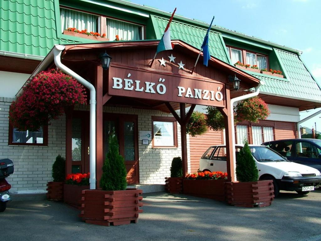 贝拉帕法瓦Bélkő Panzió的带有读取贝塔帕纳帕标志的建筑