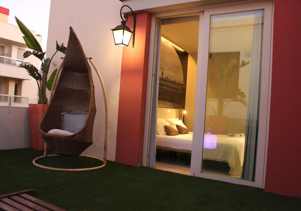 塞维利亚塞维利亚市中心公寓式酒店的一间带一张床和椅子的房间