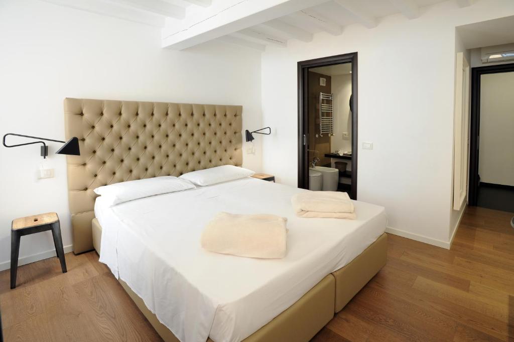 帕尔马Opera 11 r&b的卧室配有一张大白色的床和大床头板
