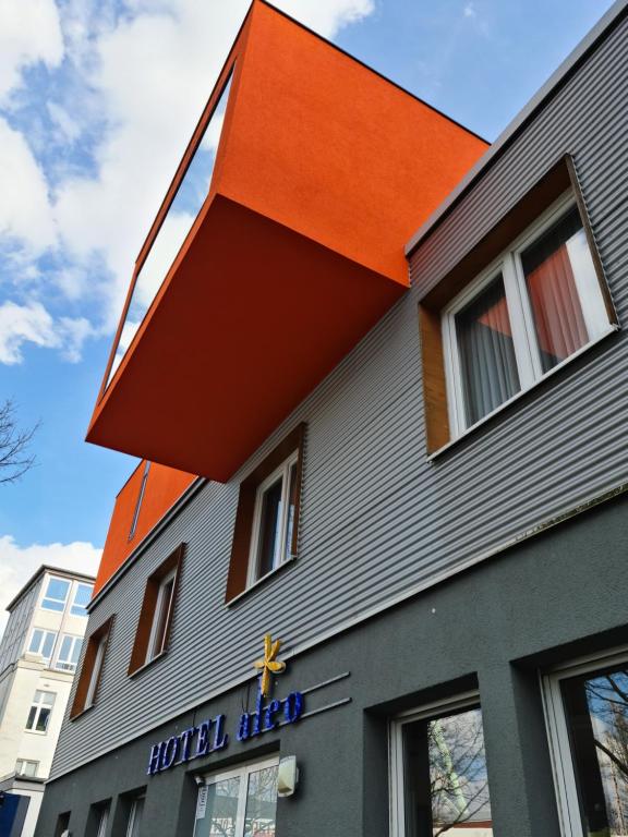 波鸿Hotel Aleo的一座建筑的顶部有一个橙色的屋顶