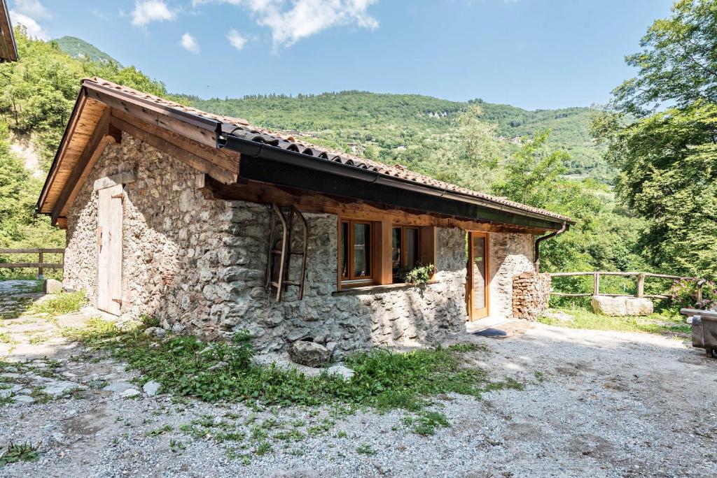 滕诺Casa al mulino的山中的小石头房子