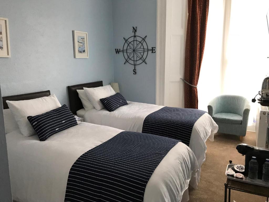 滨海韦斯顿海丽亚旅馆的卧室配有两张床,墙上有轮子