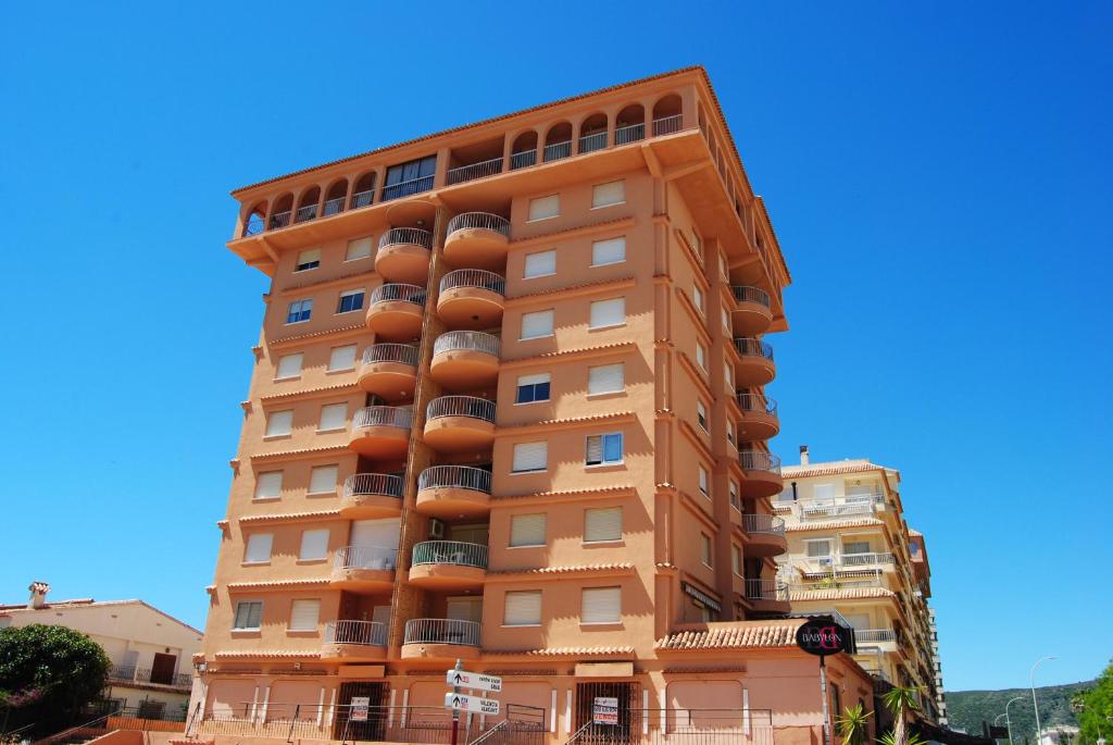 甘迪亚海滩Apartamento IRIS playa de Gandia的一座高大的建筑,旁边设有阳台