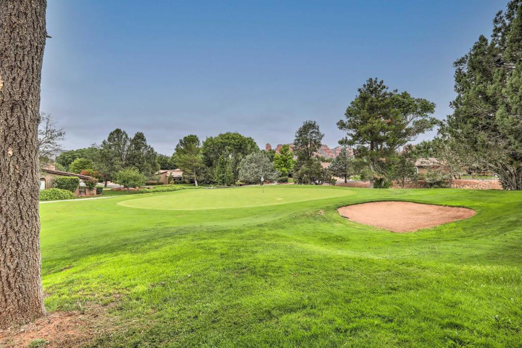 塞多纳Gated Home with Golf Course View and Pool Access!的高尔夫球场的绿色景观