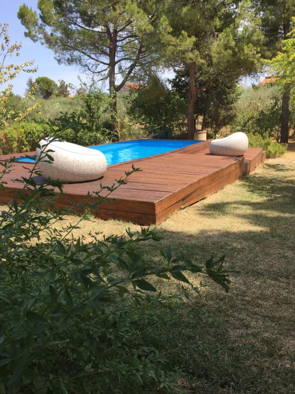 TreglioLa villa più bella con piscina的木制甲板上配有两个枕头的游泳池