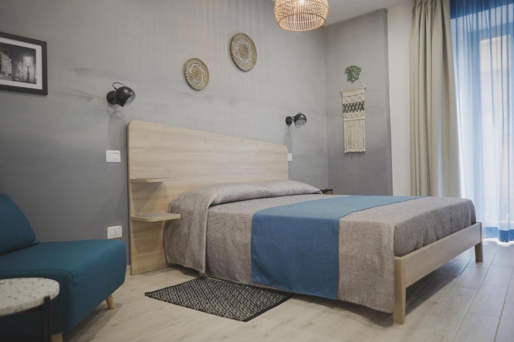 PolistenaCasa Matilde b&b的卧室配有床、椅子和窗户。