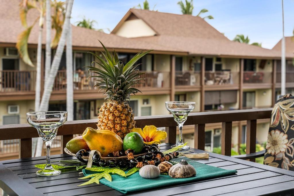 科纳科纳岛B31度假屋 的一张桌子,上面放有一盘水果和酒杯