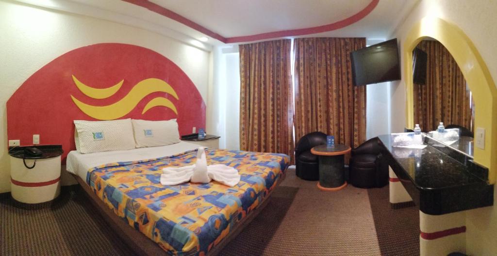 墨西哥城Hotel Atlántico的酒店客房设有床和水槽
