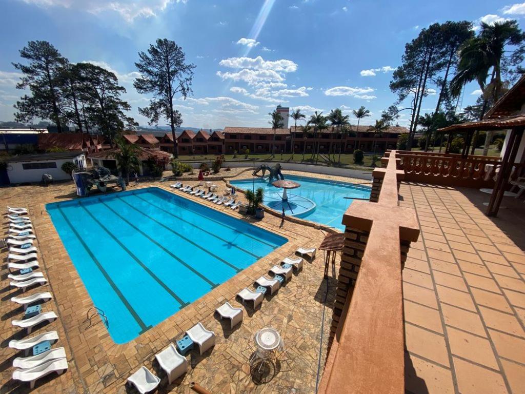 科蒂亚Eduardos Park Hotel的一个带躺椅的度假村游泳池