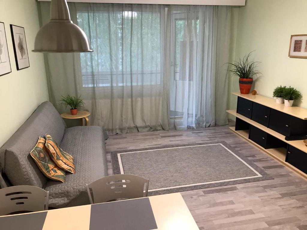 万塔Spacious 1bdrm apartment near metro. Free parking的客厅配有沙发和桌子