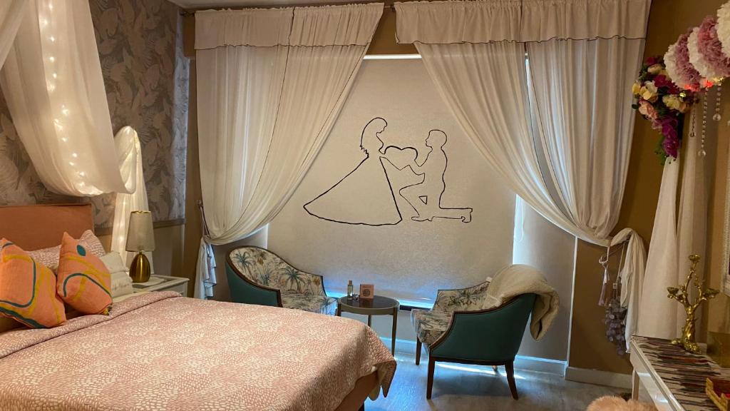 阿卜杜勒国王经济城B-LBAIT KAEC Honeymoon Style for family的卧室配有新娘和新郎的墙壁画