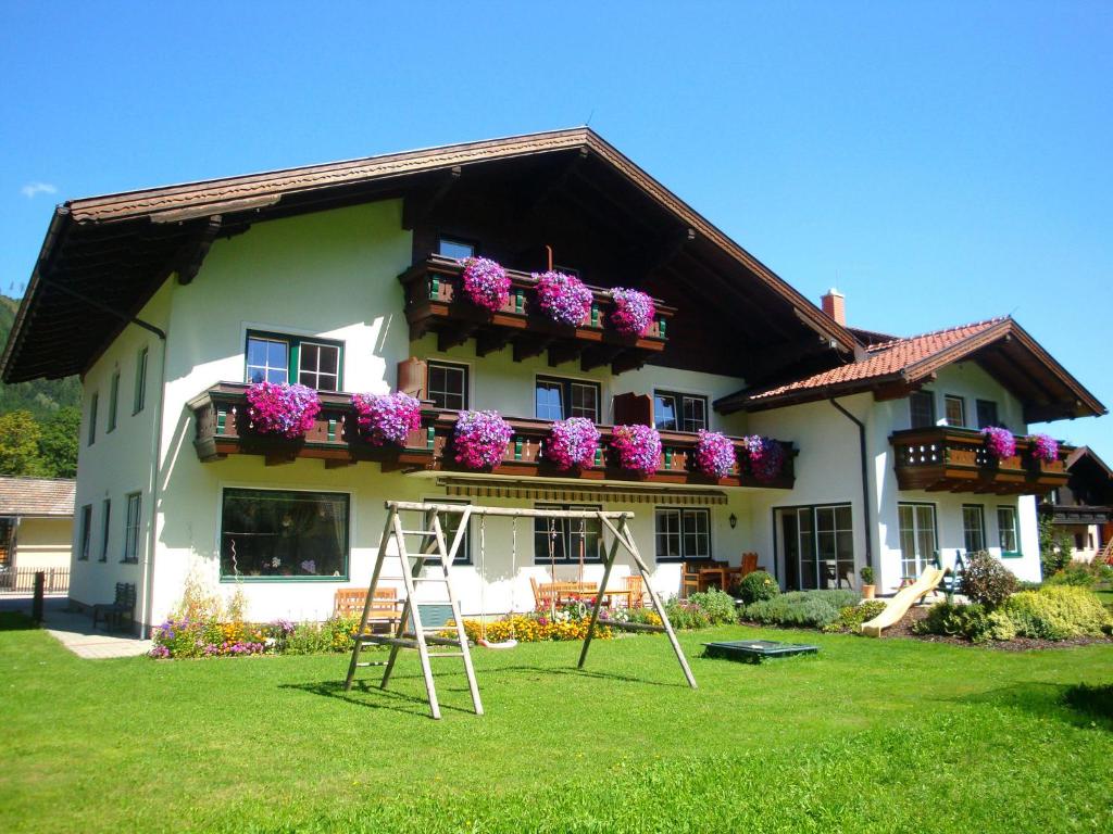斯拉德明Gästehaus Pilz Schladming的院子里有花盒和梯子的房子