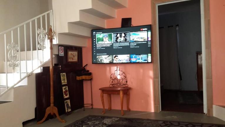瓜达鲁佩镇Villa De Coral的客厅设有壁挂式平面电视。