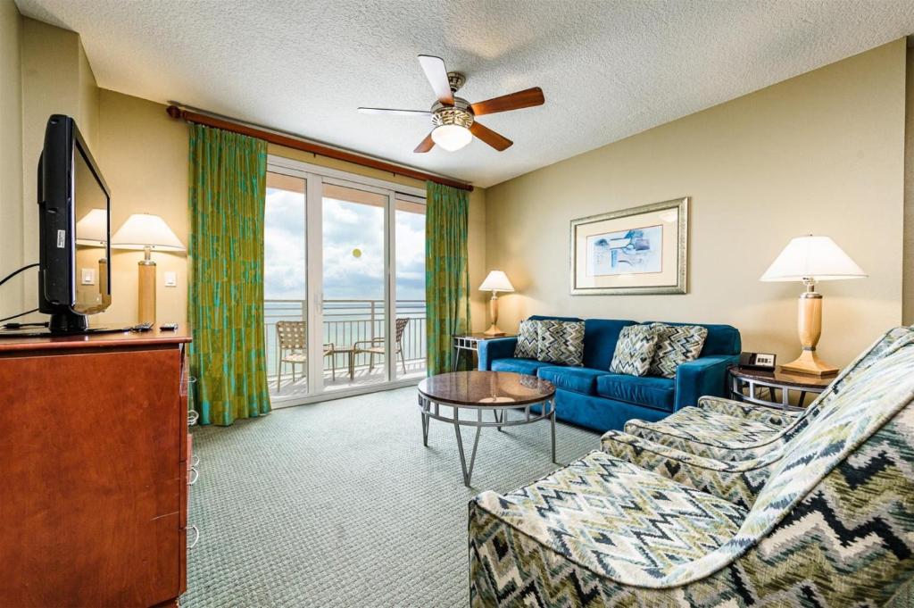 代托纳海滩Unit 2427 Ocean Walk - 2 Bedroom Ocean Front的带沙发和电视的客厅