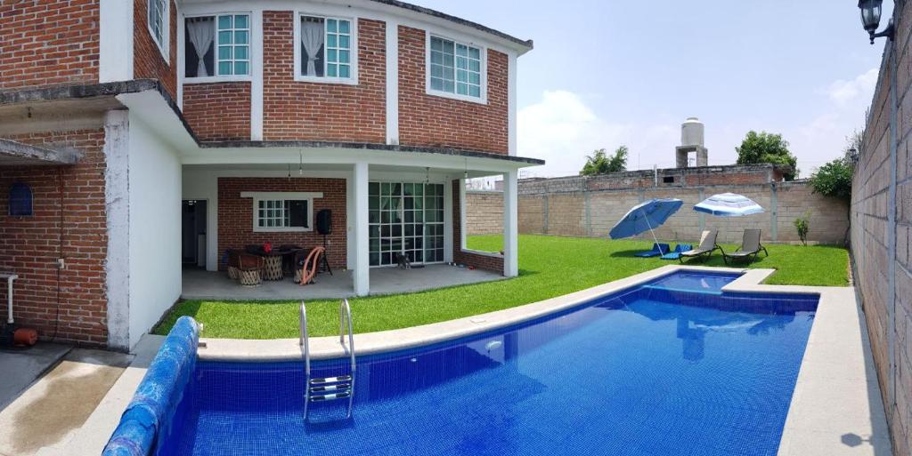 科科约克Casa en Cuautla para 16 personas的一座房子的院子内的游泳池