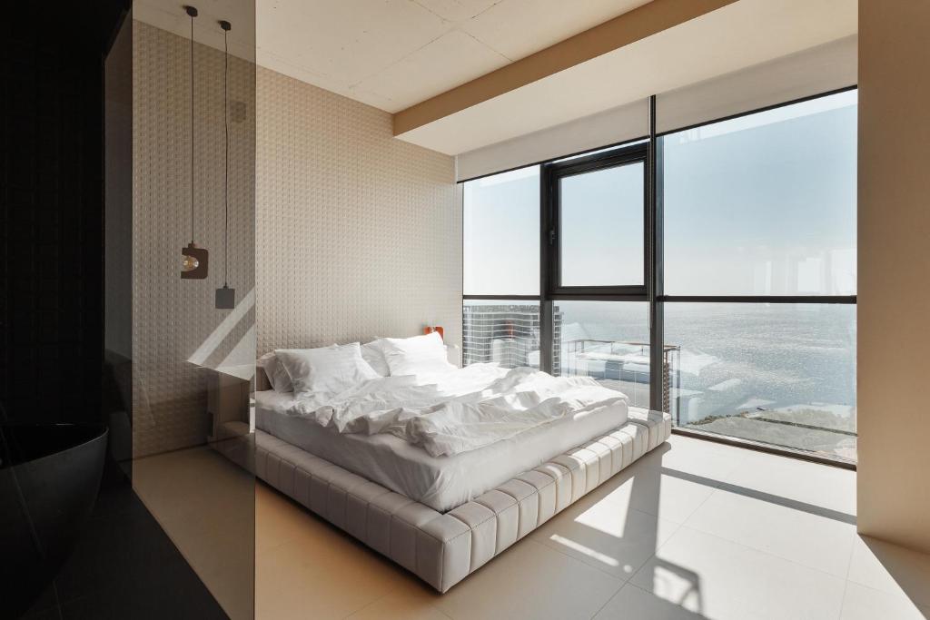 敖德萨Sea and Sky Apartment的一间卧室设有一张床和一个大窗户