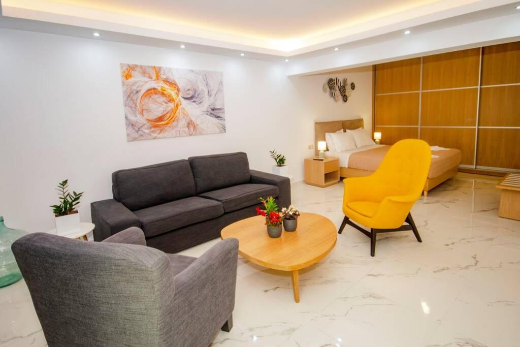 基萨莫斯Mare Monte Luxury Apartment的客厅配有沙发、桌子和床。