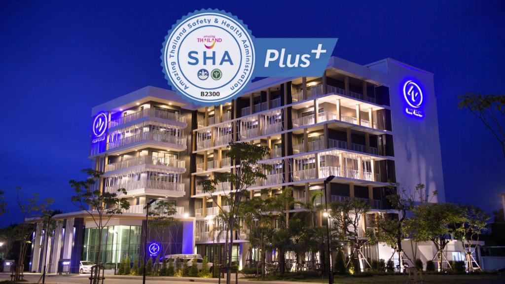 甲米镇NAP KRABI HOTEL - SHA Extra Plus的带有读Shka+的标志的建筑