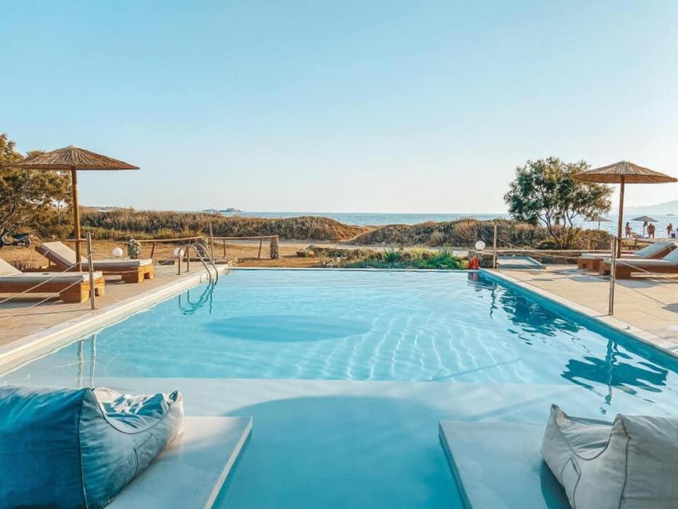 布拉卡阿可体普拉卡酒店的别墅内的蓝色海水游泳池
