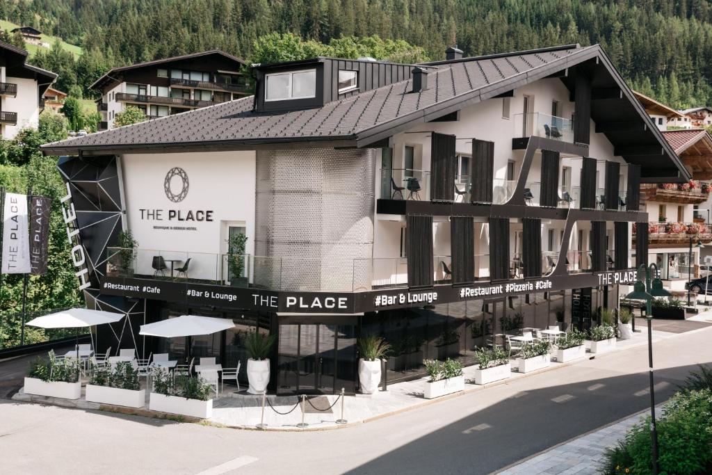 弗拉绍The Place Boutique & Design Hotel Flachau的街道中间的一座建筑