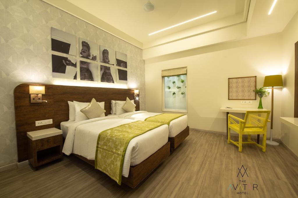 门格洛尔The Avatar Hotel & Convention的酒店客房设有一张大床和一张书桌。