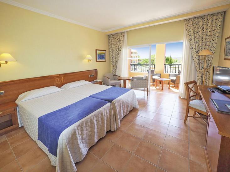 帕格拉Bordoy Don Antonio的酒店客房设有一张床和一个阳台。