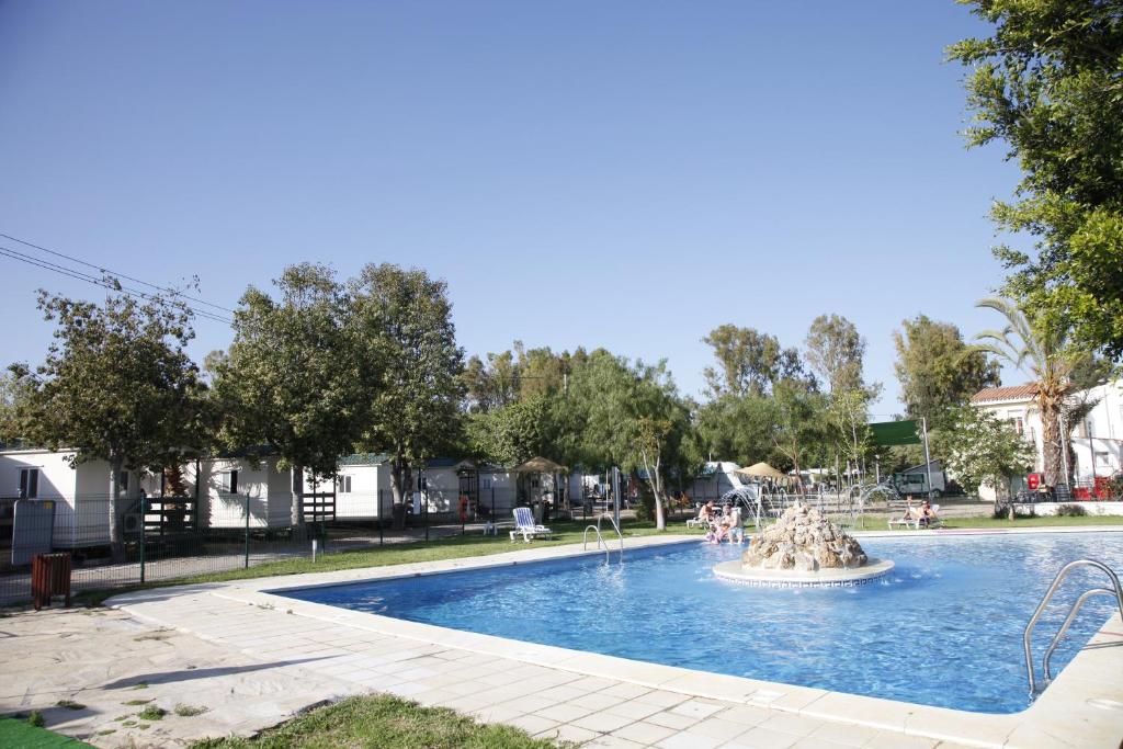 贝纳哈拉菲尼扎普拉亚野营山谷酒店的公园内一个带喷泉的游泳池