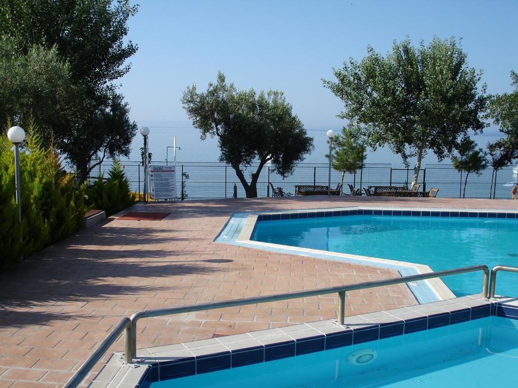 基拉奇尼库约尼别墅营地旅馆的水边的砖砌走道上的游泳池